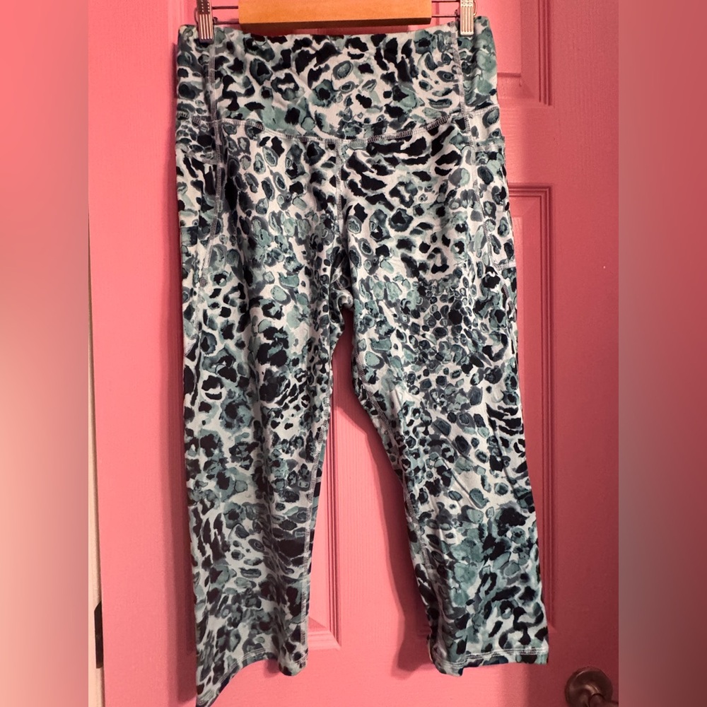 Blue leopard print 3/4 length legging